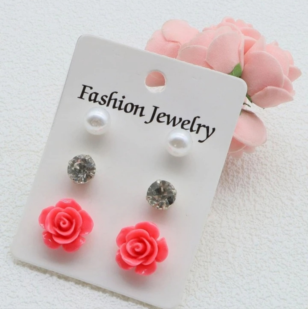 3 pairs of earrings💞🩶🤍